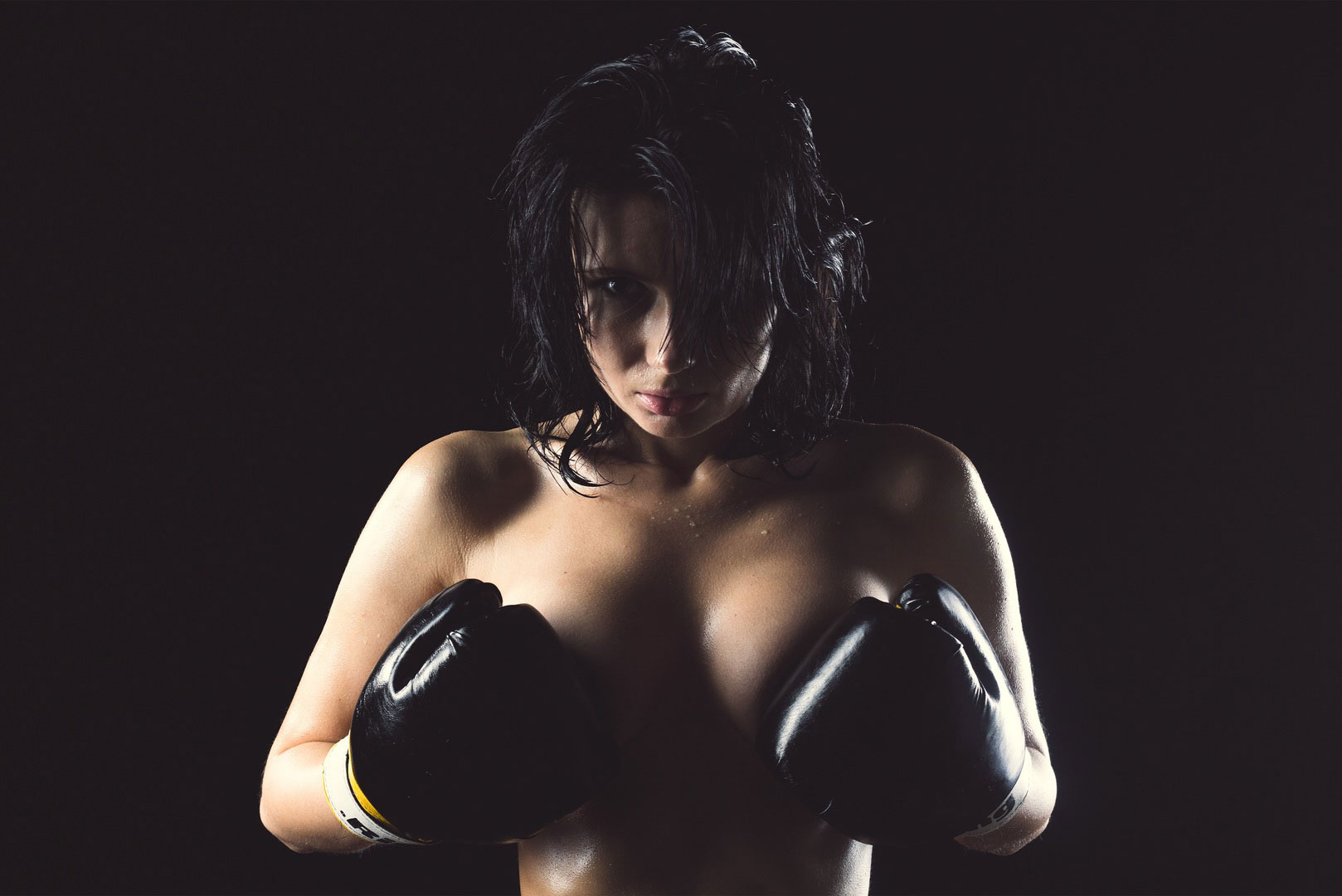 Femme nue avec des gants de boxe