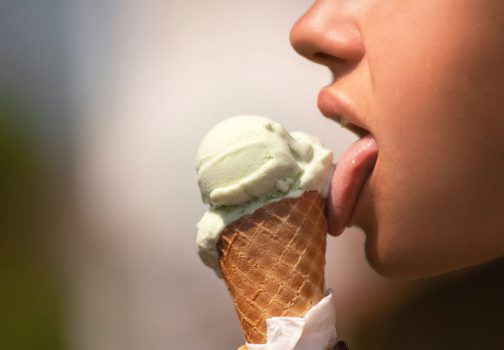 Une femme léchant une glace