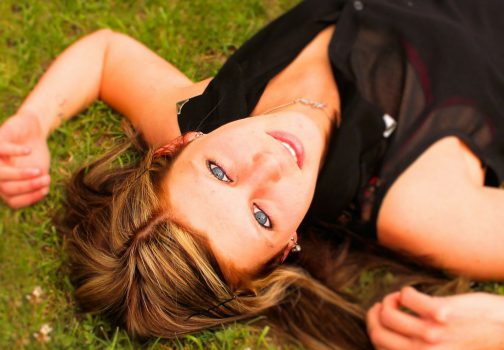Une femme allongée sur l'herbe