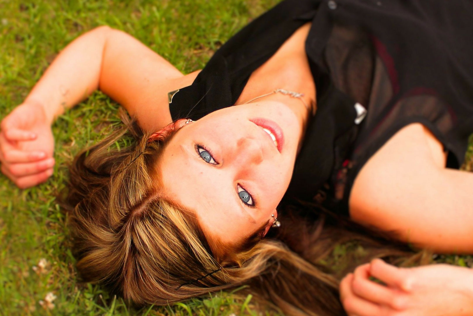 Une femme allongée sur l'herbe