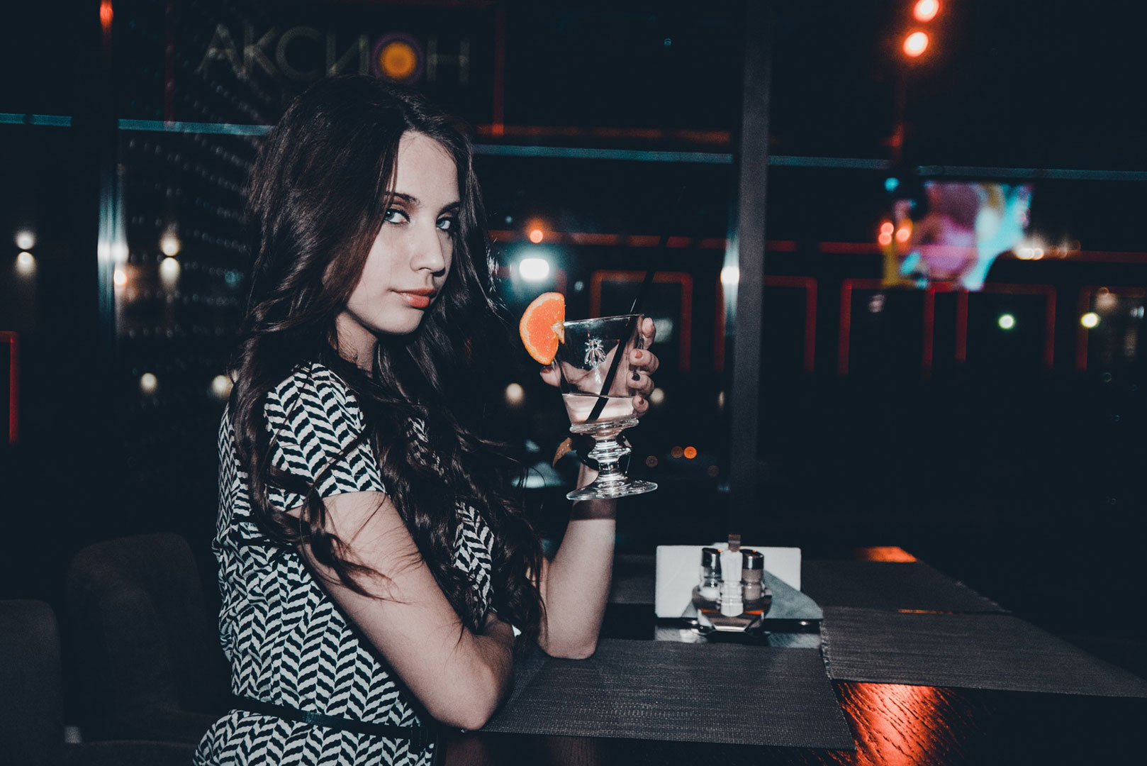 Jolie fille prend un verre au bar