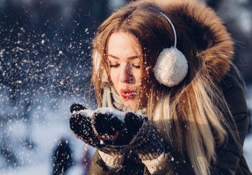 Jeune fille jouant avec la neige