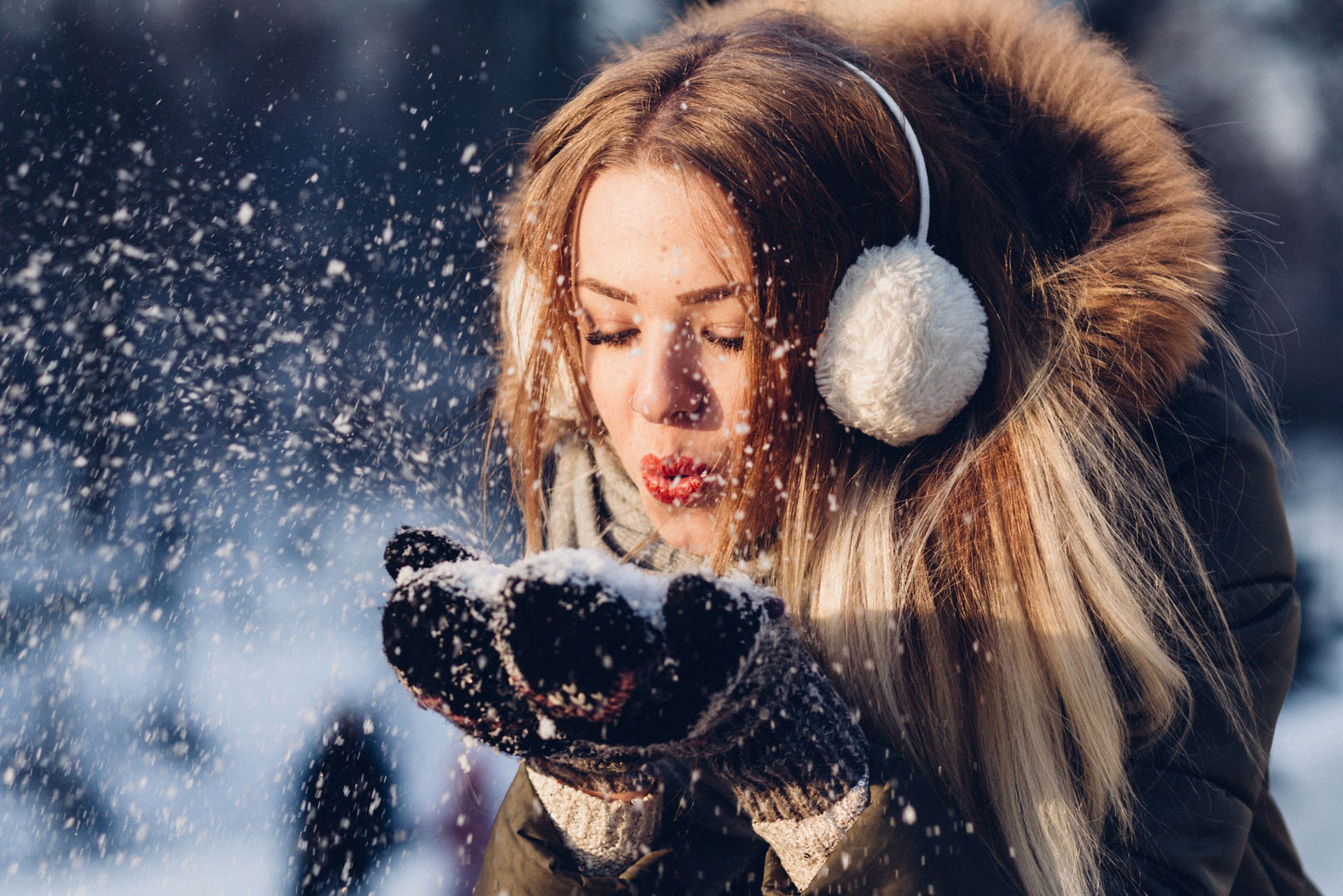 Jeune fille jouant avec la neige