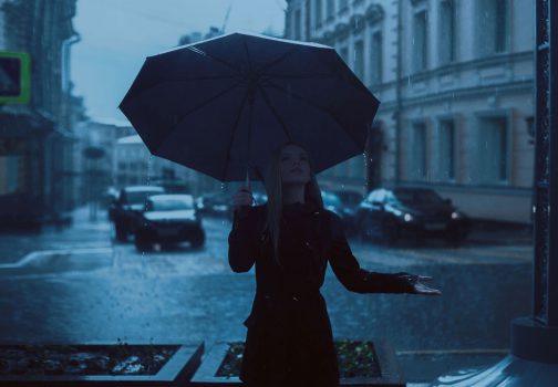 Jeune fille sous la pluie