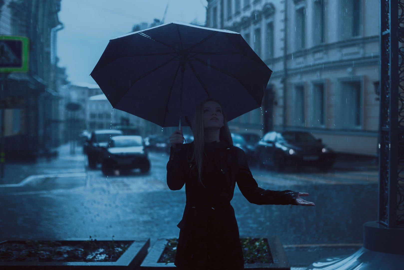 Jeune fille sous la pluie