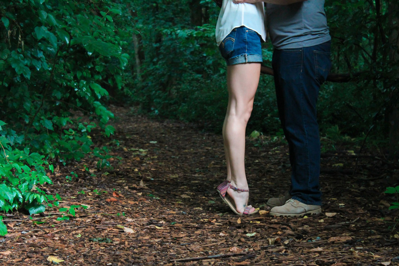 Un couple qui se balade en forêt